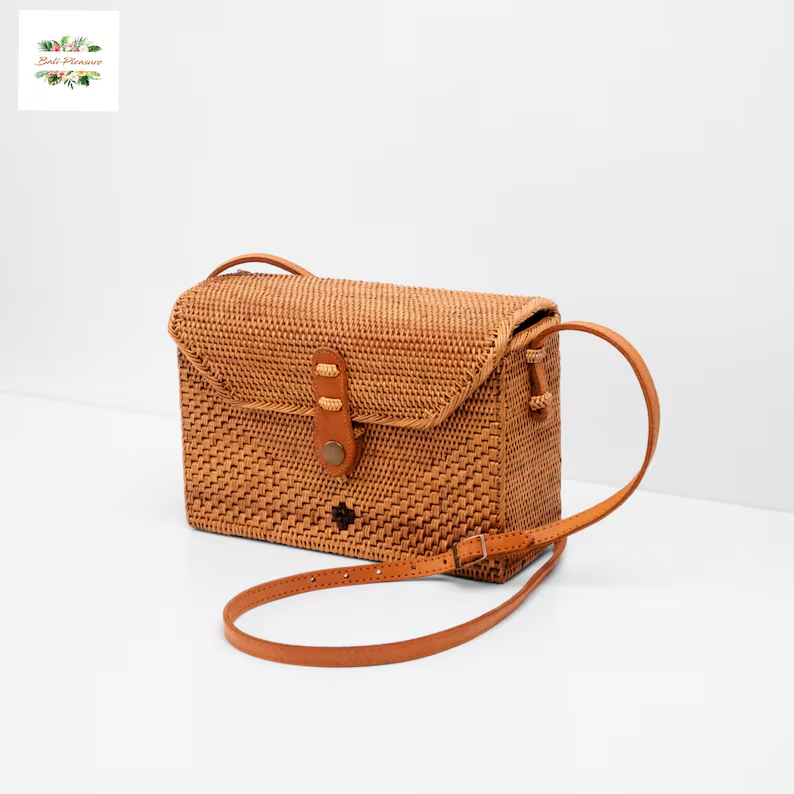 Stylish, Eco-Conscious, and Strong: The Envelope Rattan Bag